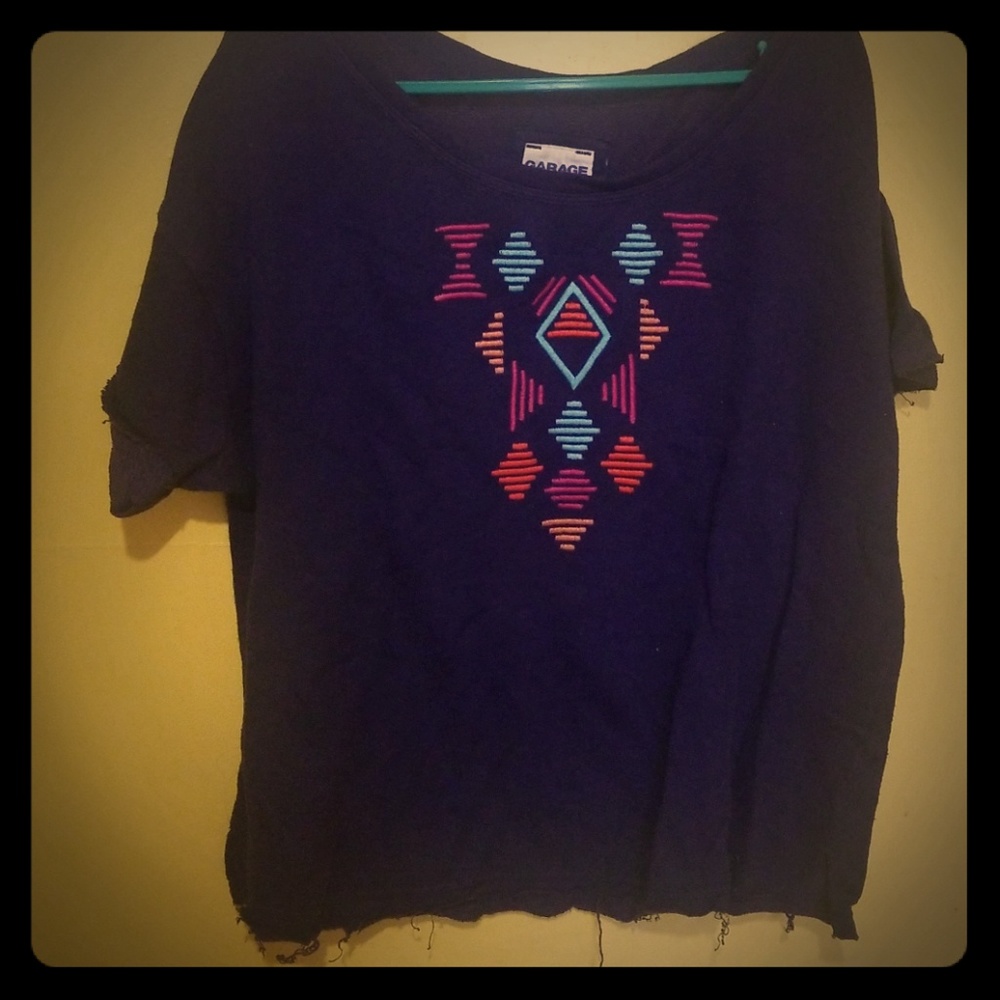 T shirt for showing one shoulder